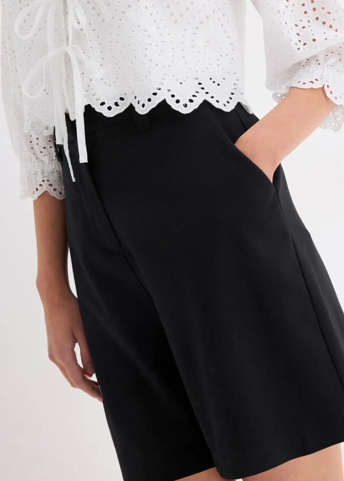 Bermuda Shorts mit Abnähern