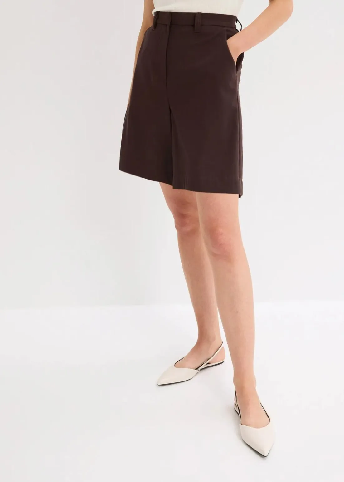 Bermuda Shorts mit Abnähern