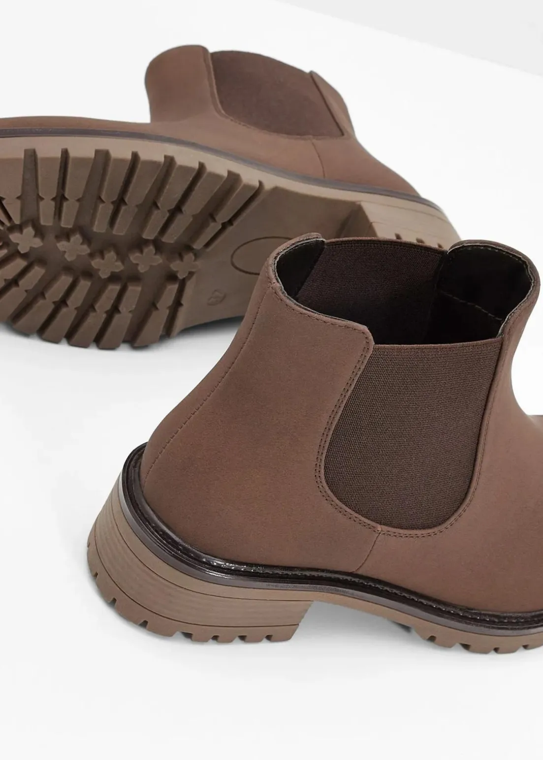 Chelsea-Boots mit Profilsohle