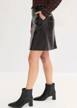 Faltenrock aus Lacklederimitat