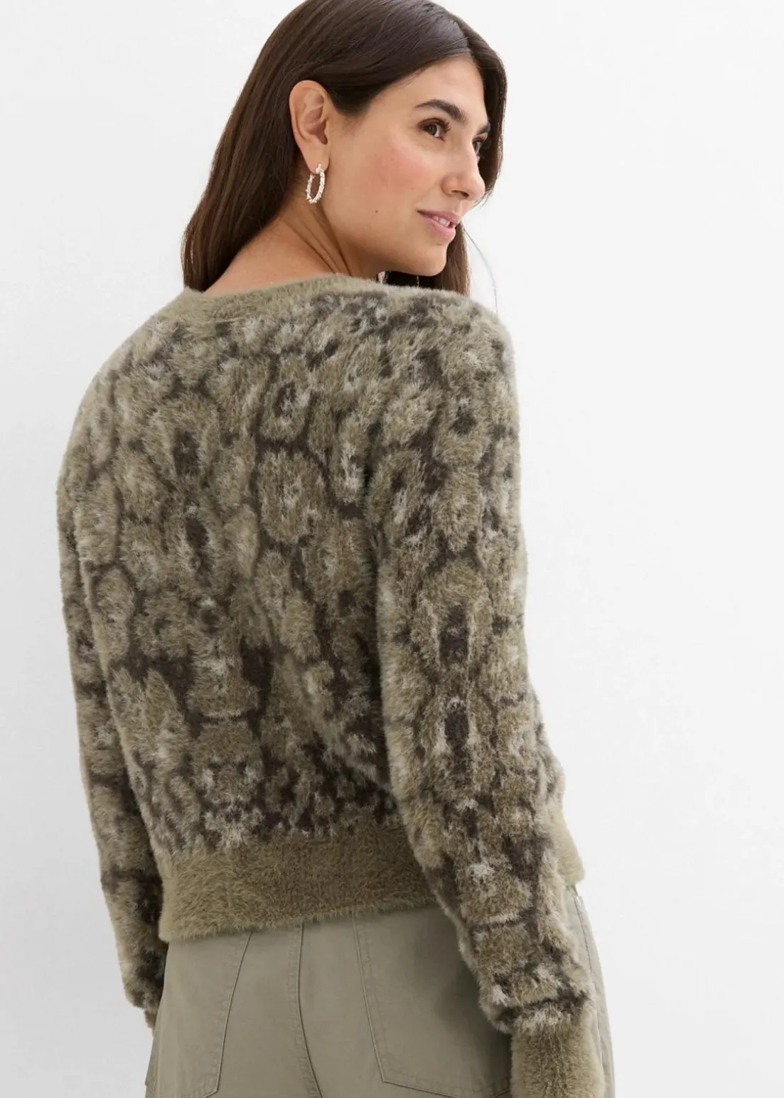 Feinstrickpullover aus flauschigem Federgarn