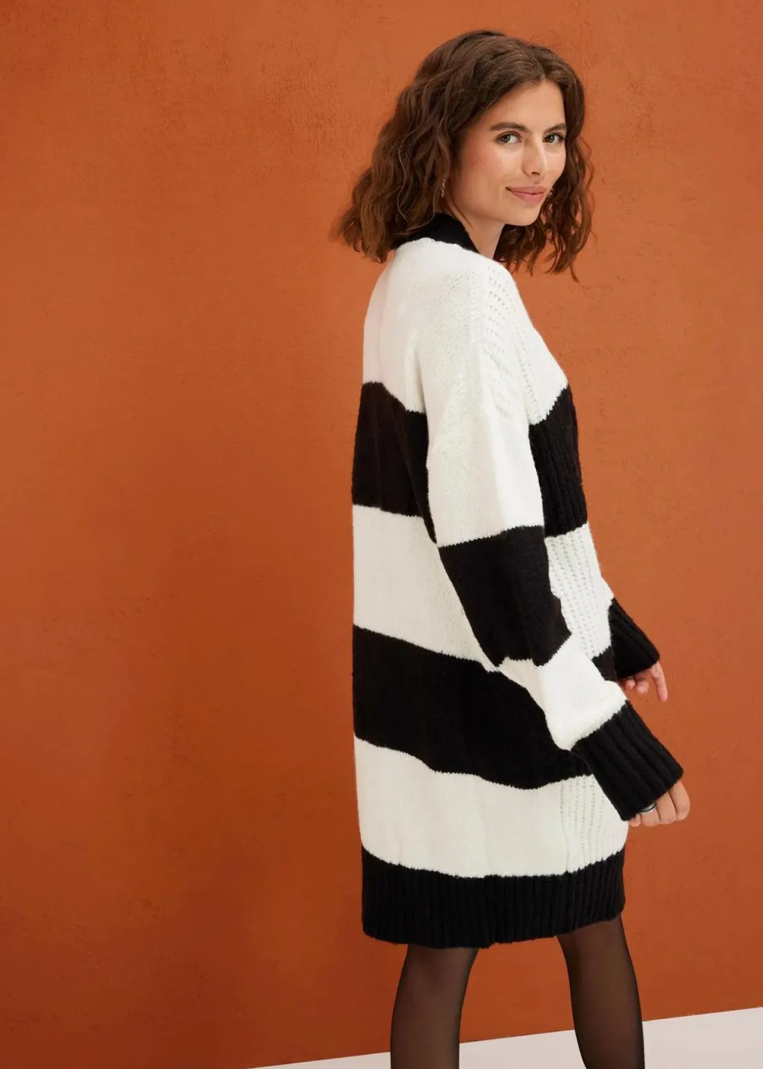 Gestreiftes Strickkleid mit Zopfmuster