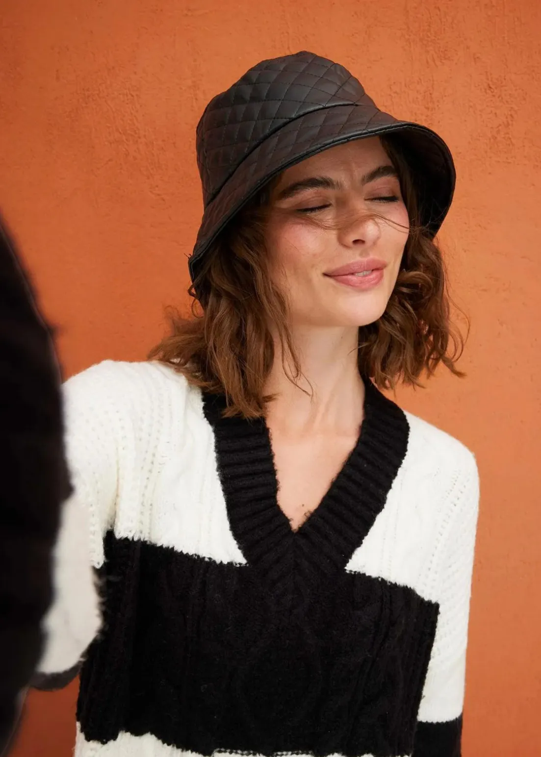 Gestreiftes Strickkleid mit Zopfmuster