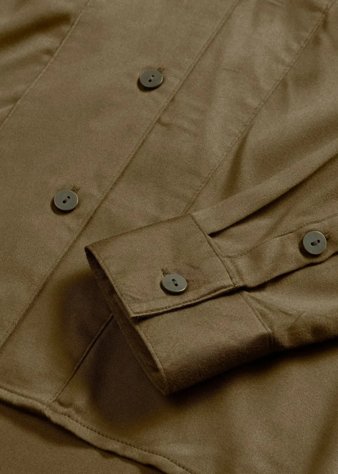 Hemdbluse aus fließendem Satin