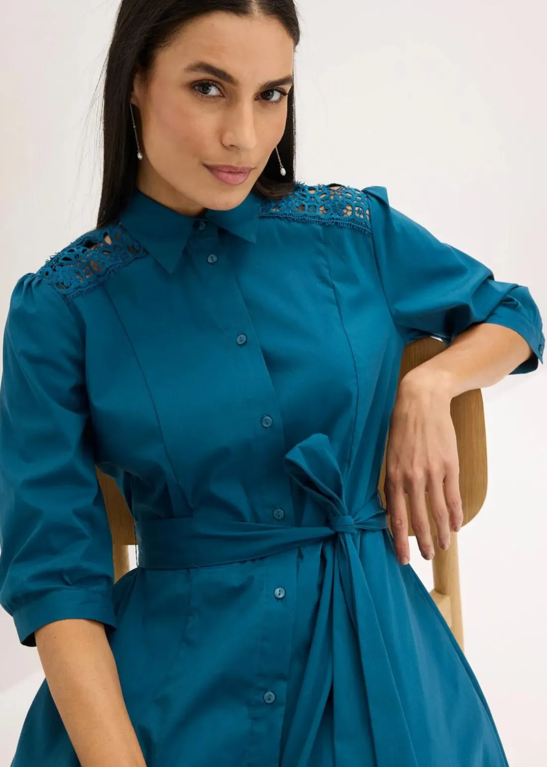 Hemdblusenkleid mit Spitze und Bindeband