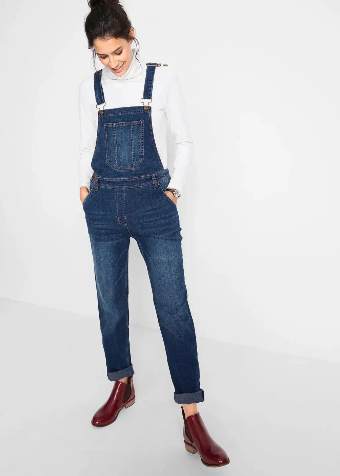 Jeans-Latzhose im Boyfriend Fit