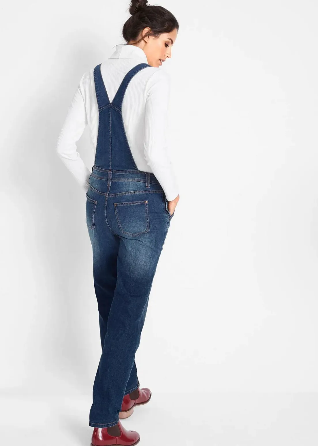 Jeans-Latzhose im Boyfriend Fit