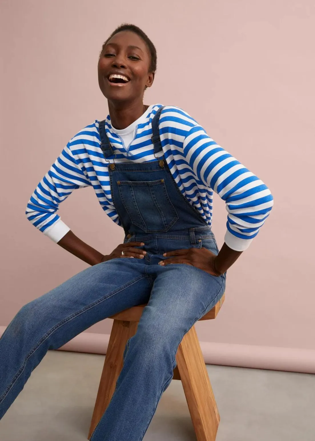 Jeans-Latzhose im Boyfriend Fit