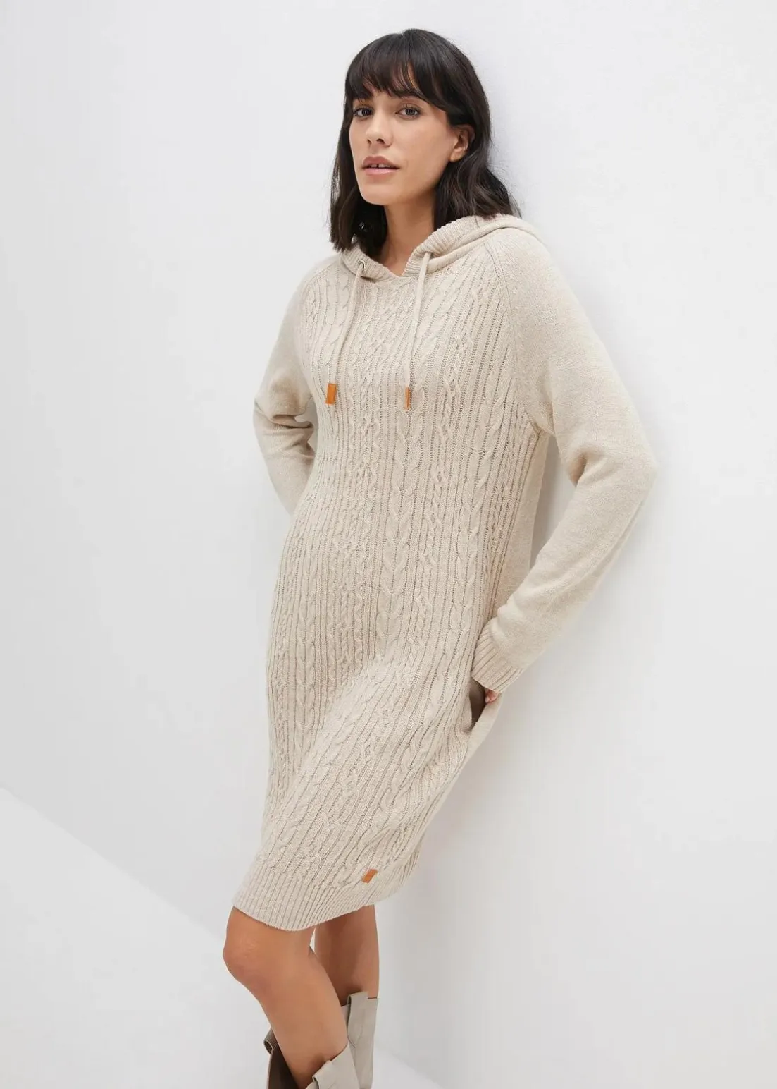 Kapuzen-Strickkleid mit Zopfmuster