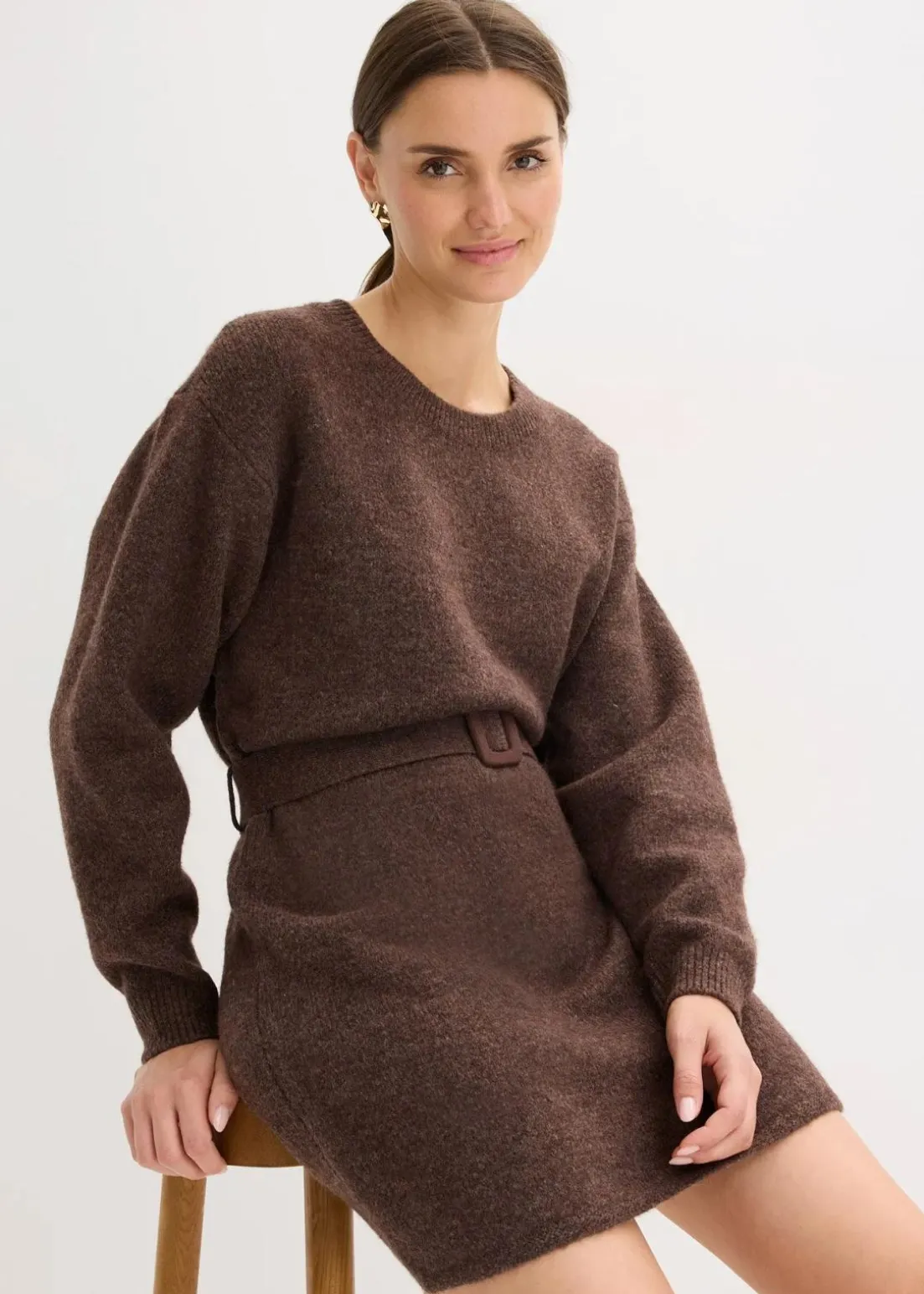 Kurzes Strickkleid mit softem Wollanteil und Gürtel