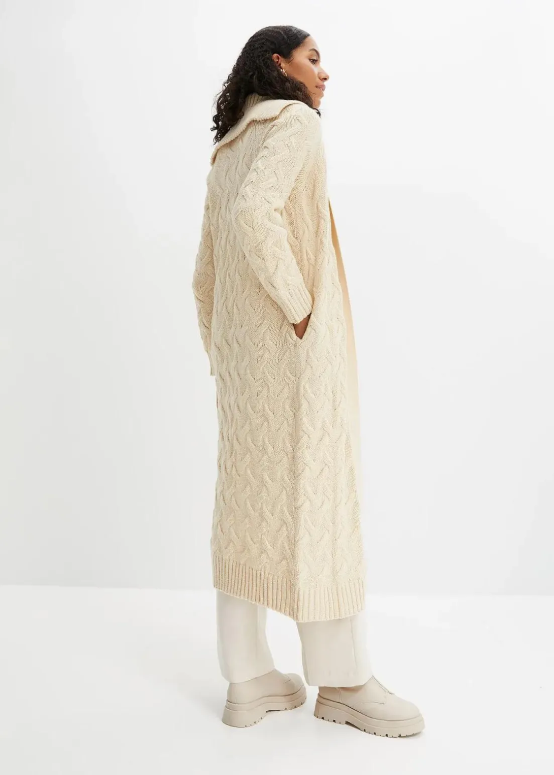 Langer Strickmantel aus Zopfstrick