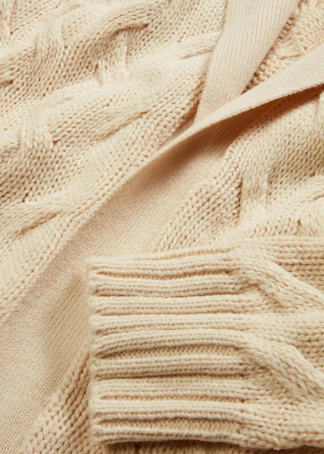 Langer Strickmantel aus Zopfstrick