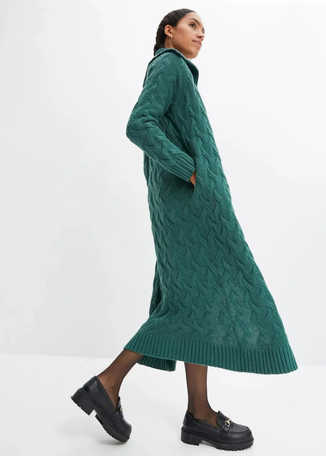 Langer Strickmantel aus Zopfstrick