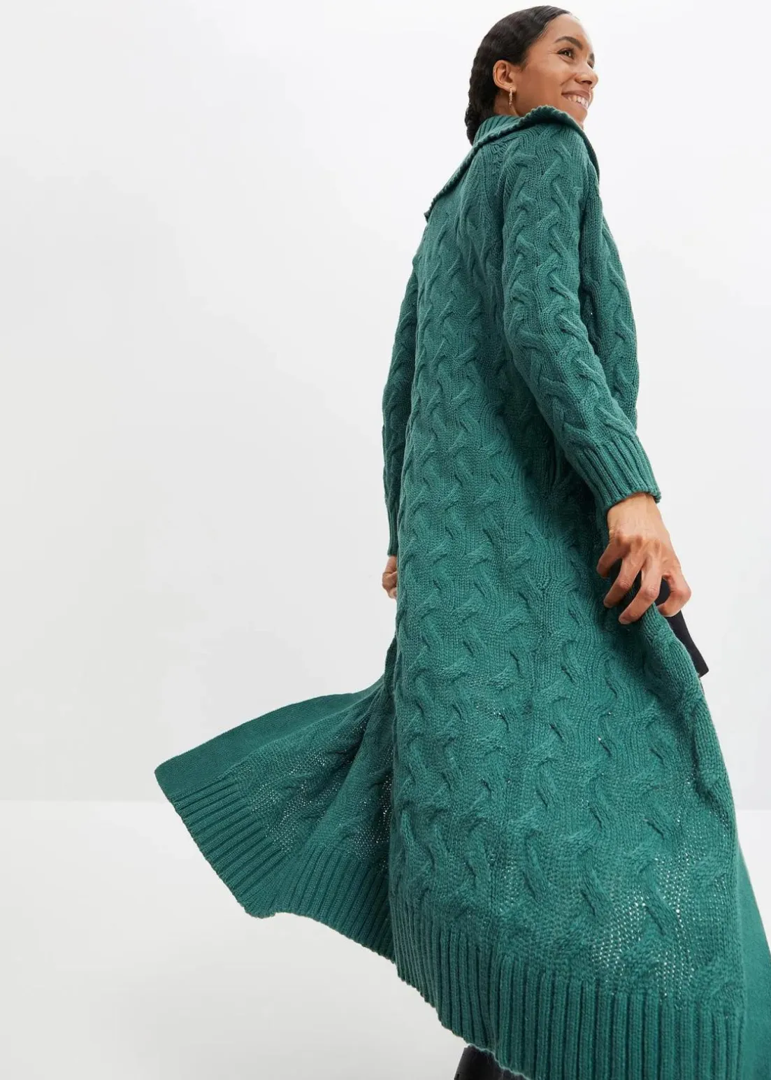 Langer Strickmantel aus Zopfstrick