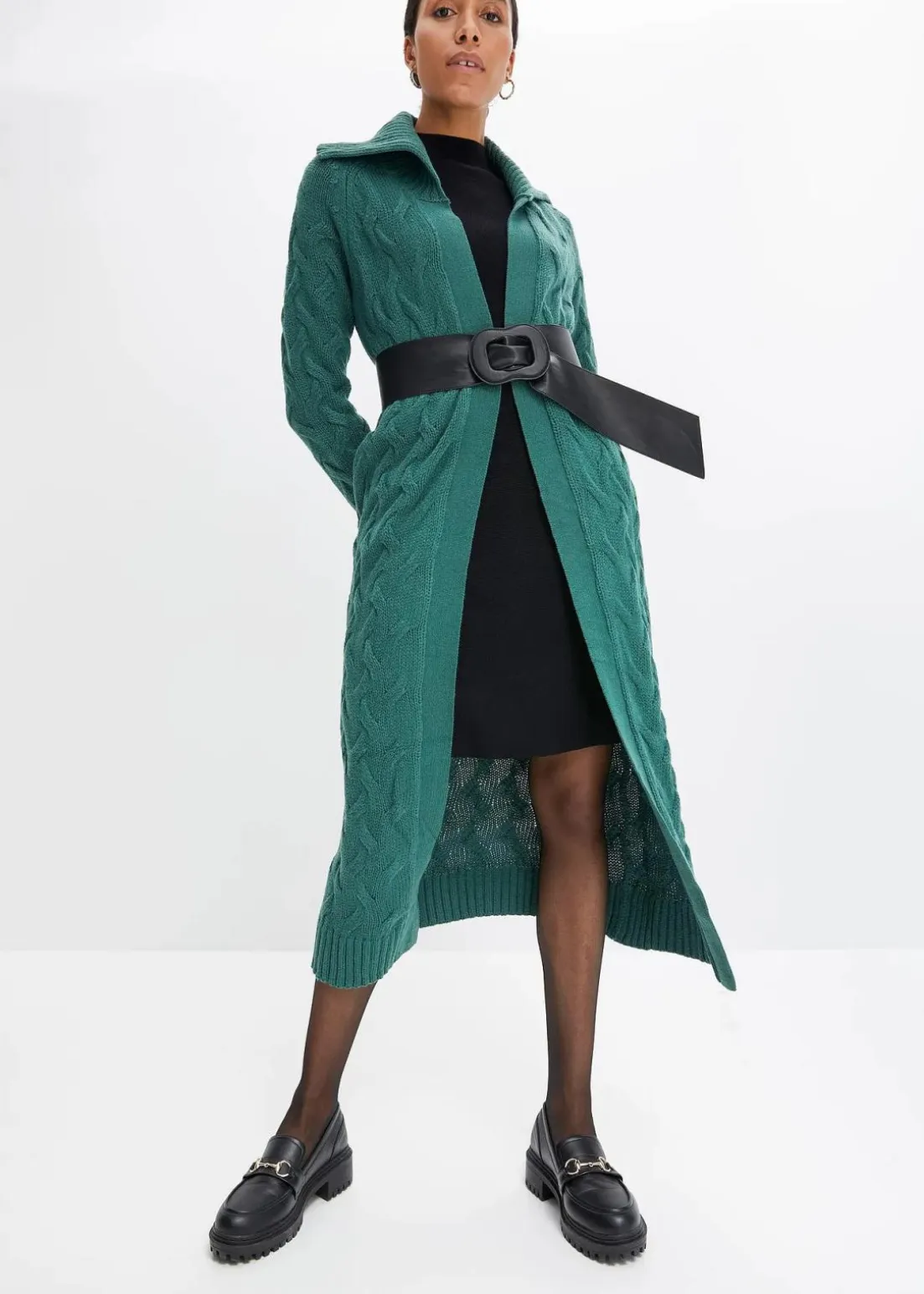 Langer Strickmantel aus Zopfstrick