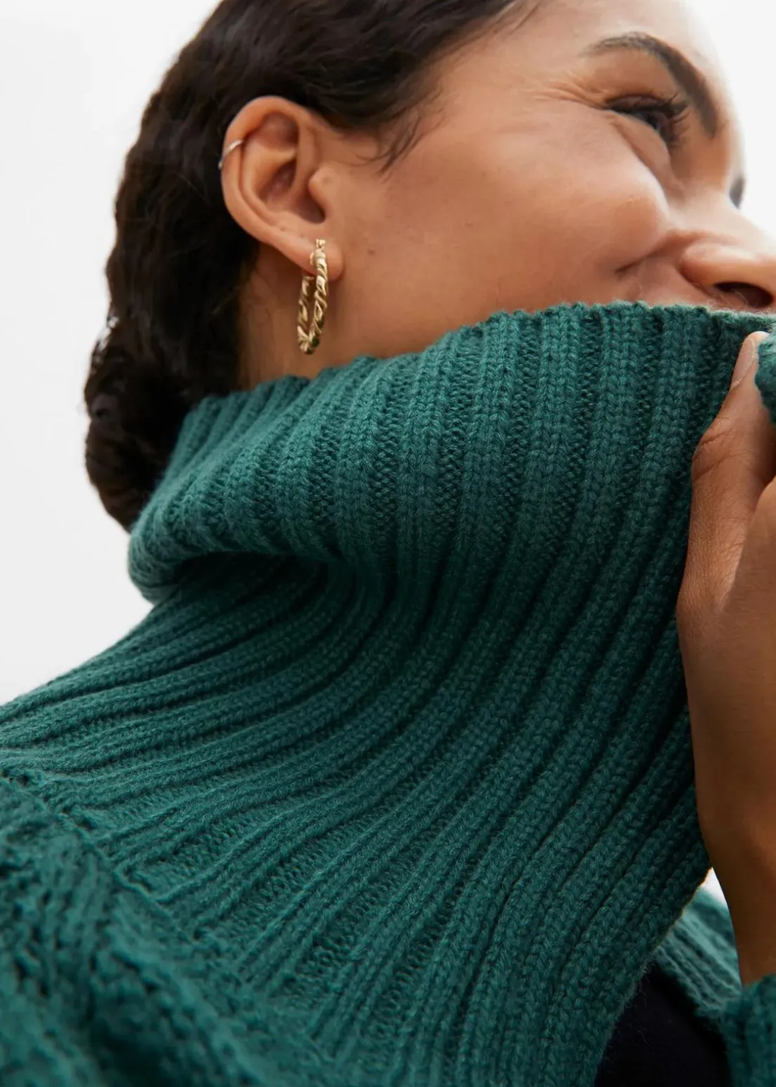 Langer Strickmantel aus Zopfstrick