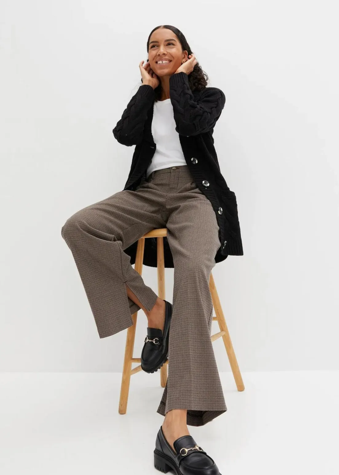 Longstrickjacke mit Schalkragen und Zopfmuster