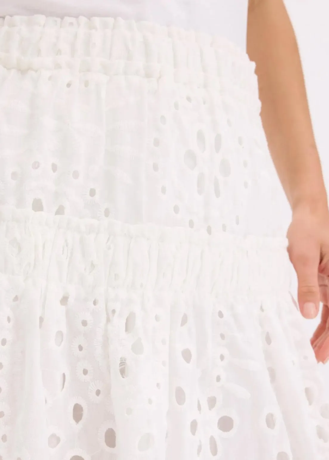 Minirock mit Lochstickerei