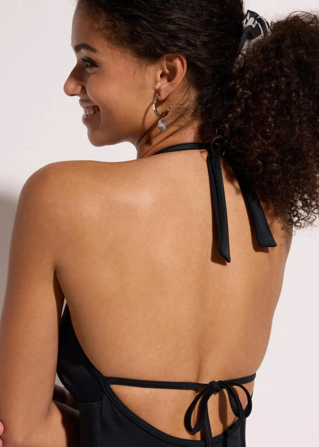 Neckholder-Badeanzug mit tiefem Ausschnitt