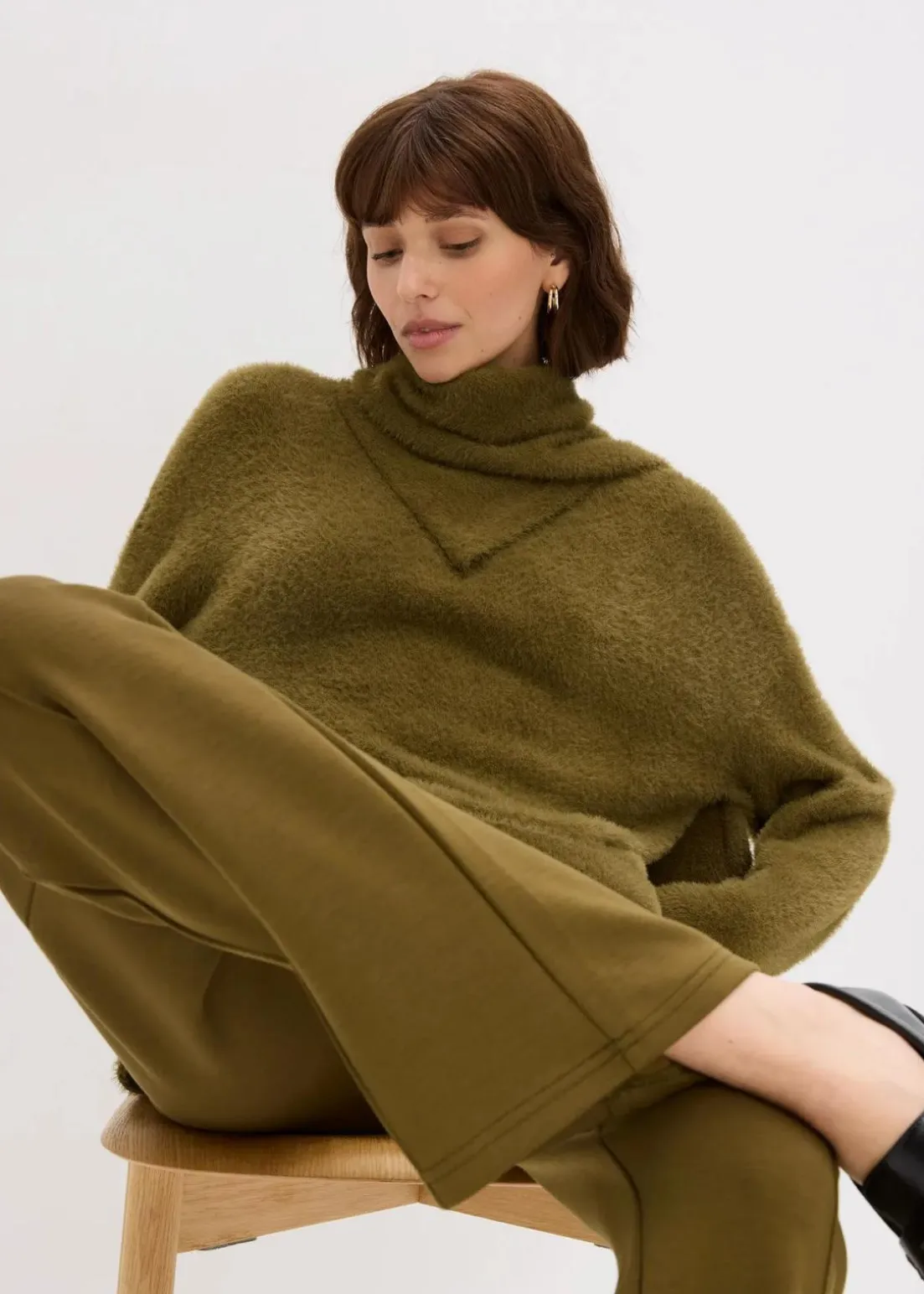 Oversize-Pullover mit Schal