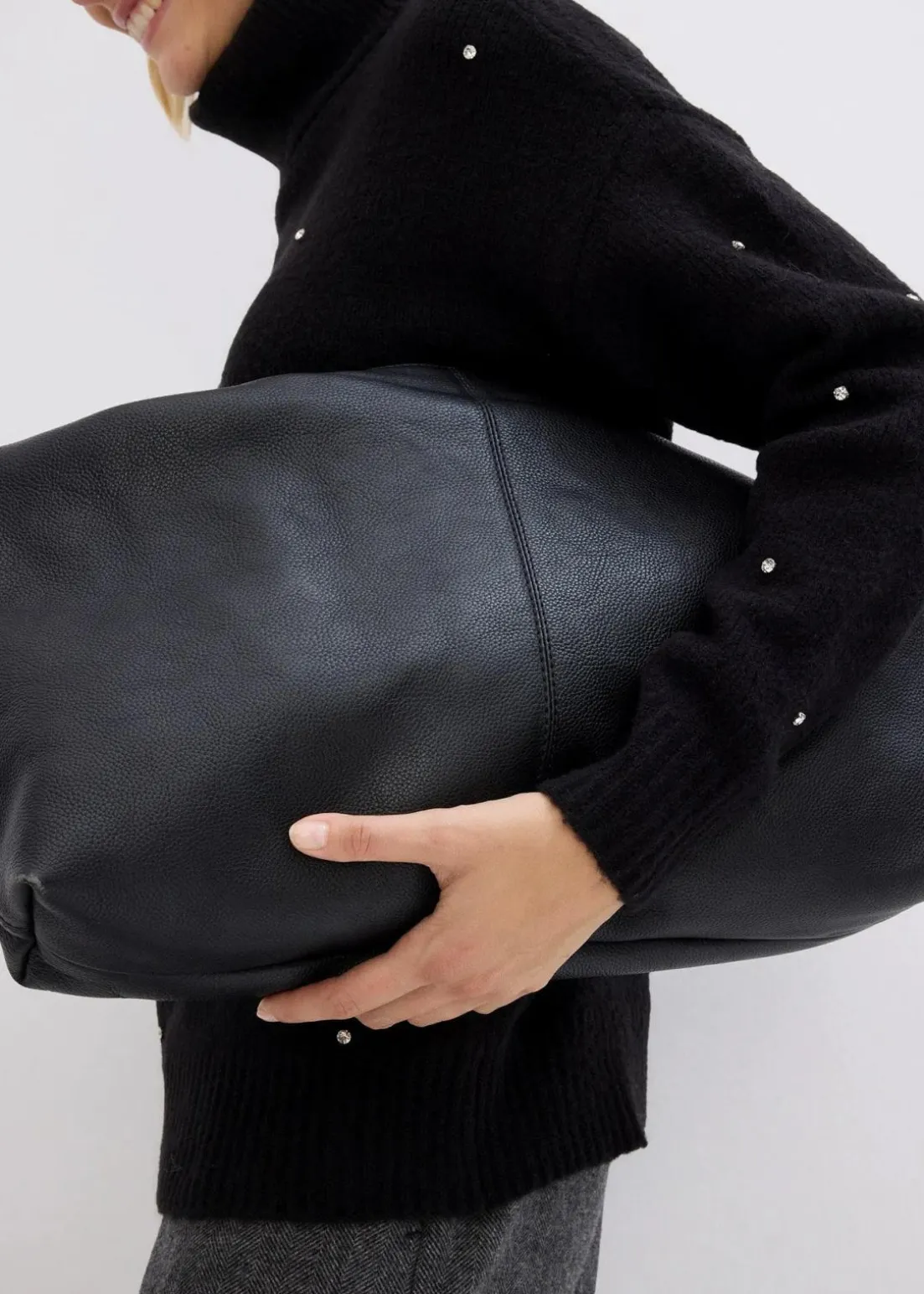 Rollkragenpullover mit Strasssteinen