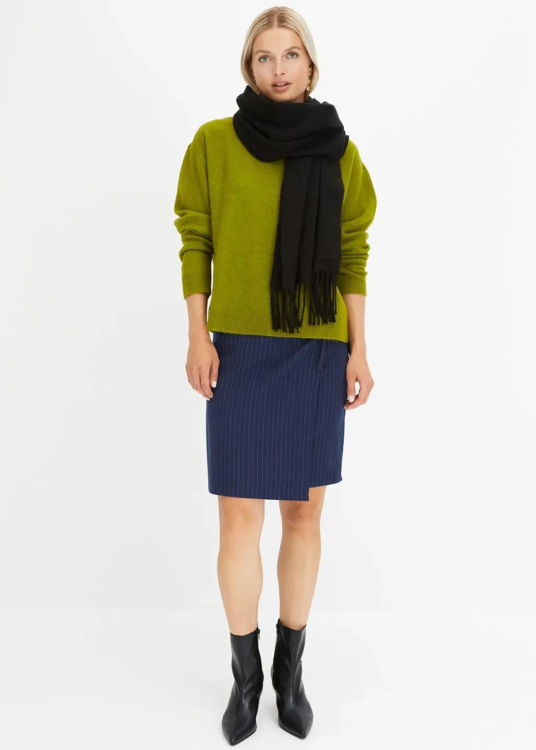 Rundhalspullover mit überschnittener Schulter