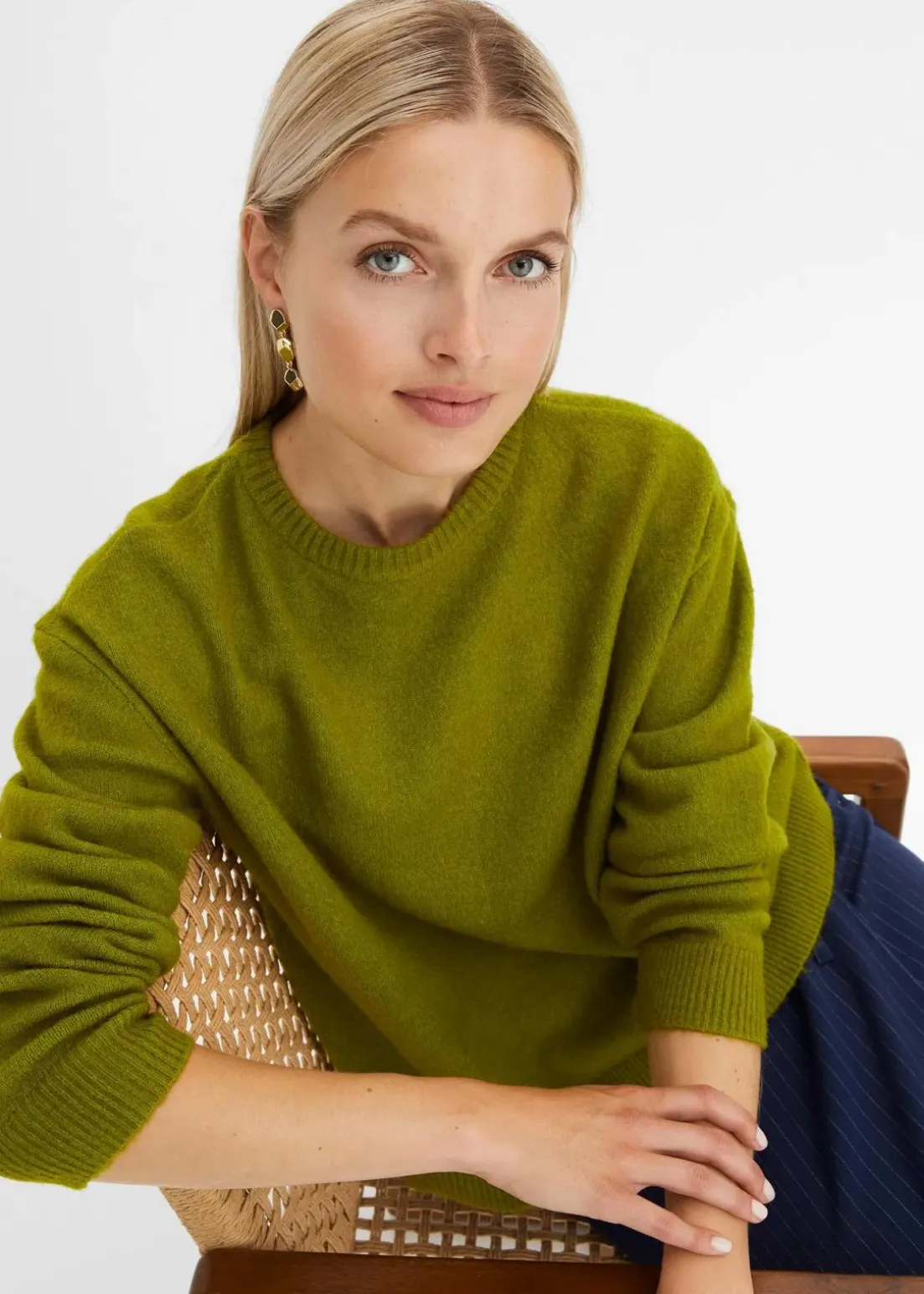 Rundhalspullover mit überschnittener Schulter