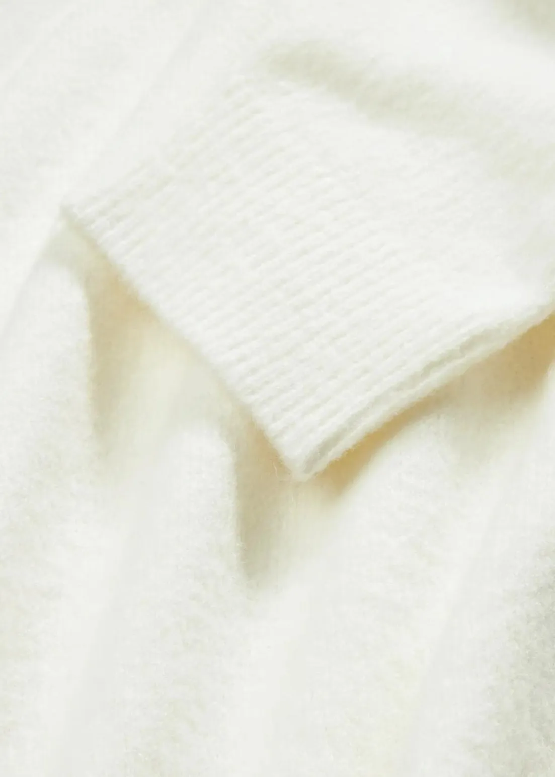 Rundhalspullover mit überschnittener Schulter