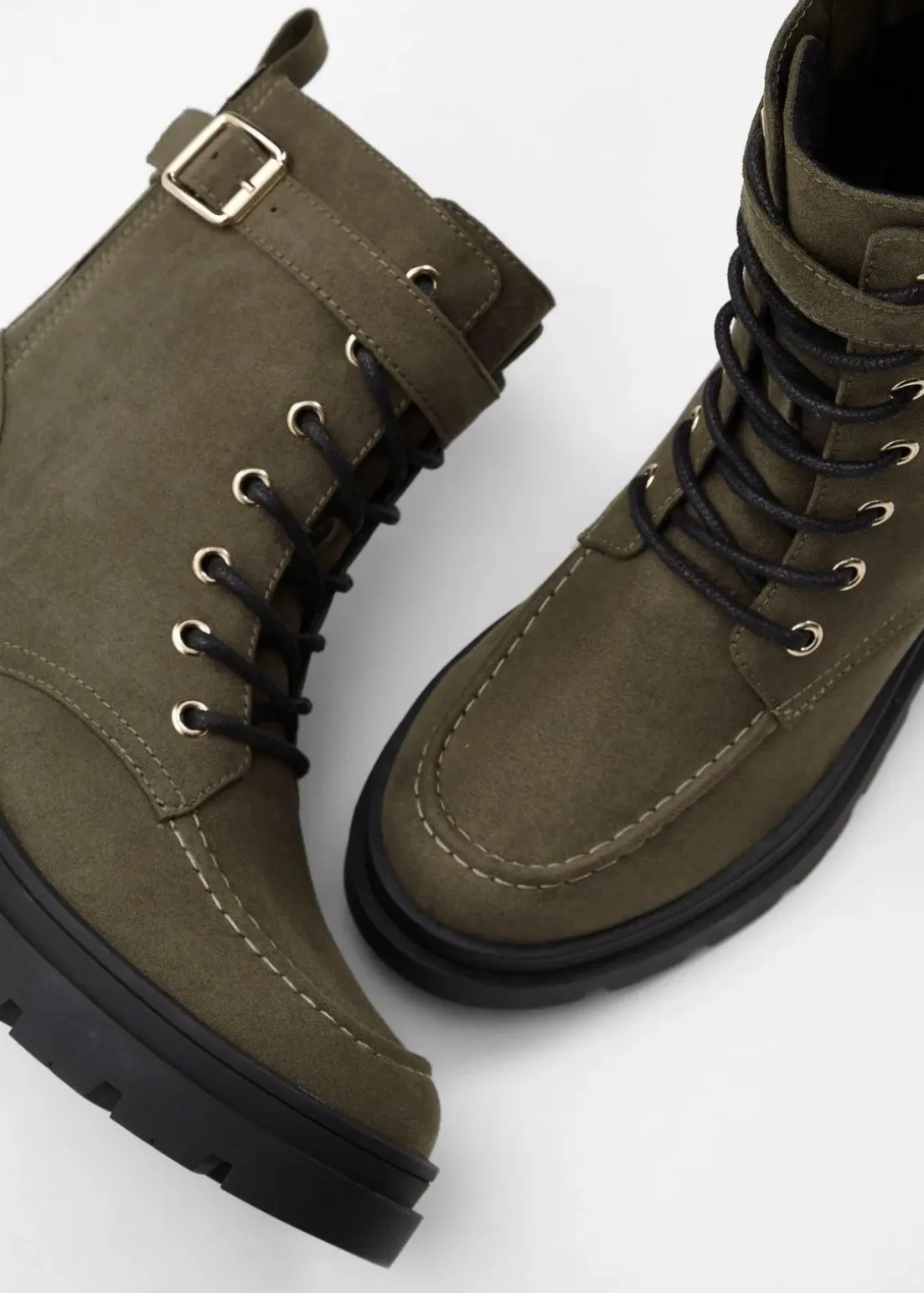 Schnürboots mit Schnalle