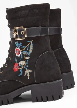 Schnürboots mit Stickerei