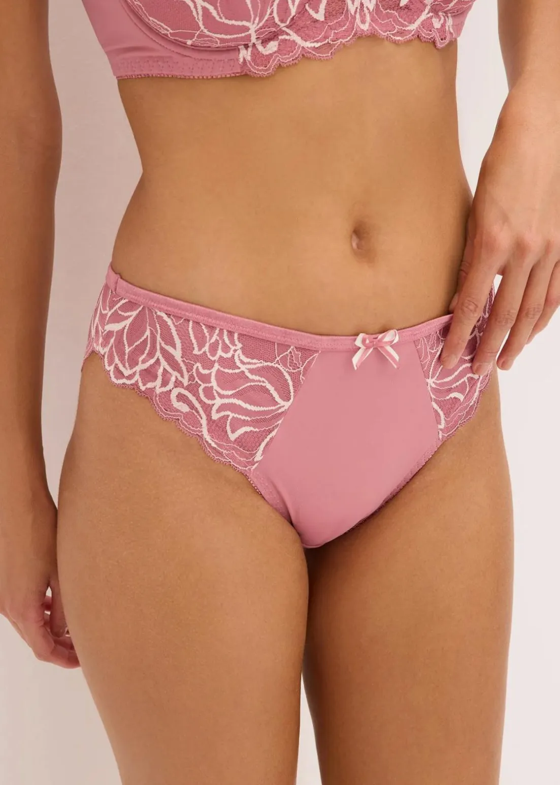 Slip mit zarter Spitze