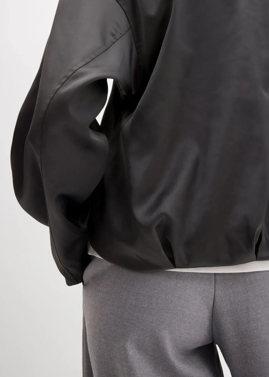 Softblouson aus glänzendem Viskose-Mix