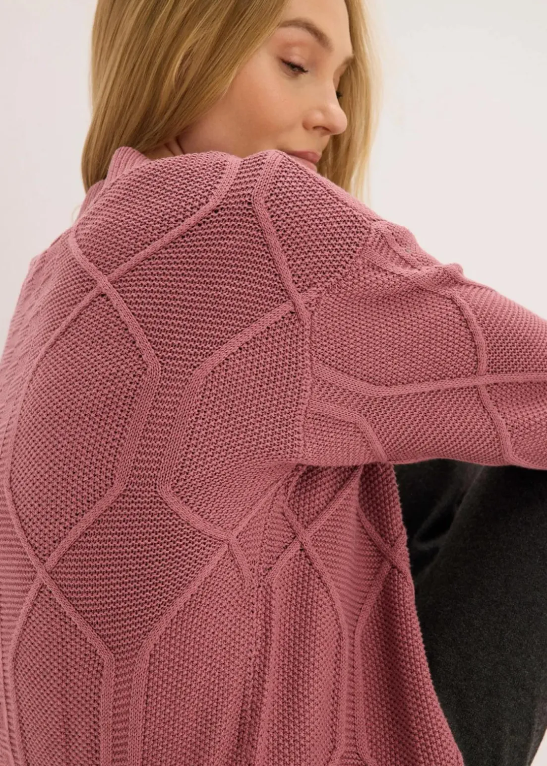 Strickjacke mit Zopfmuster