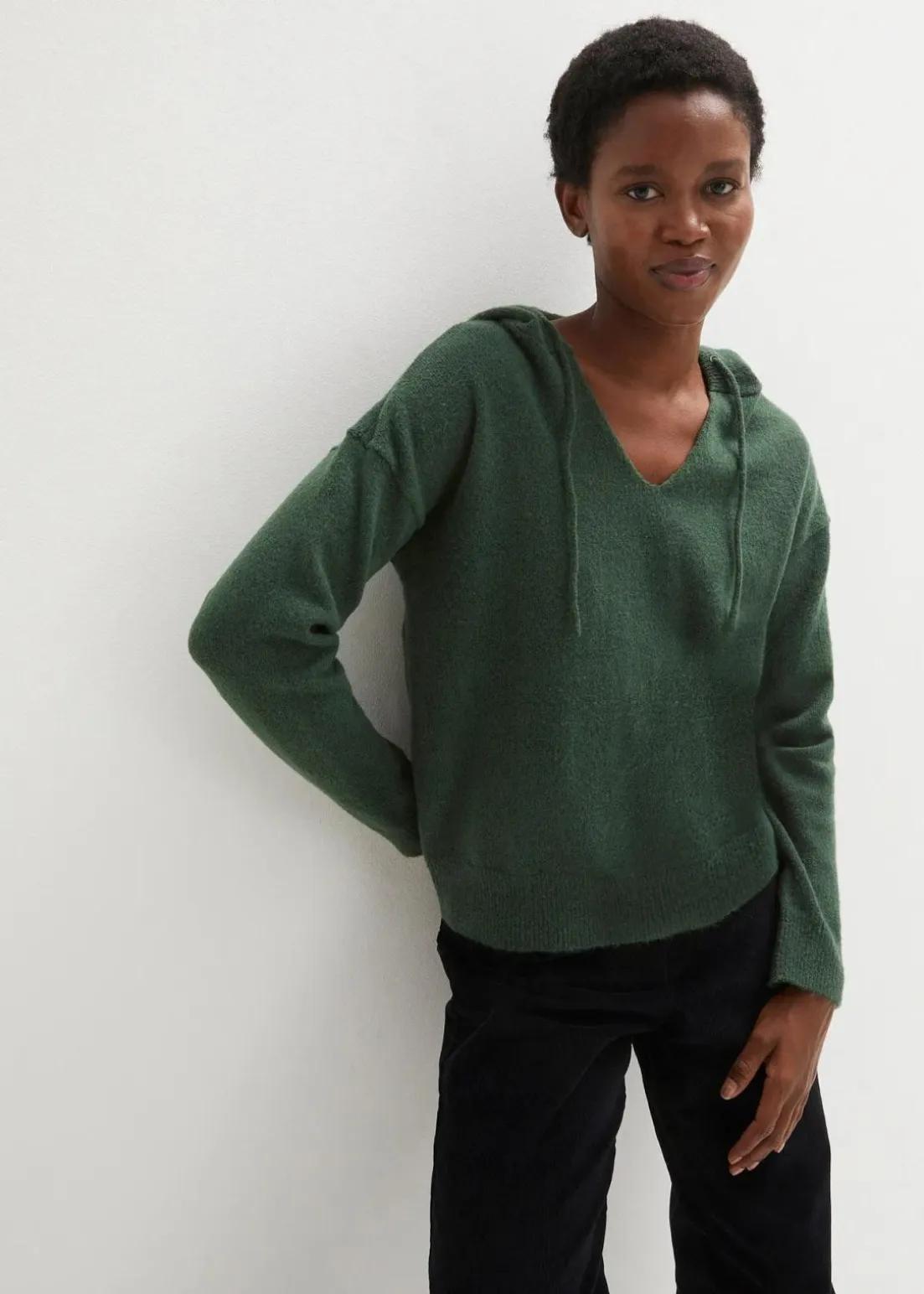 Strick-Pullover mit V-Ausschnitt und Kapuze