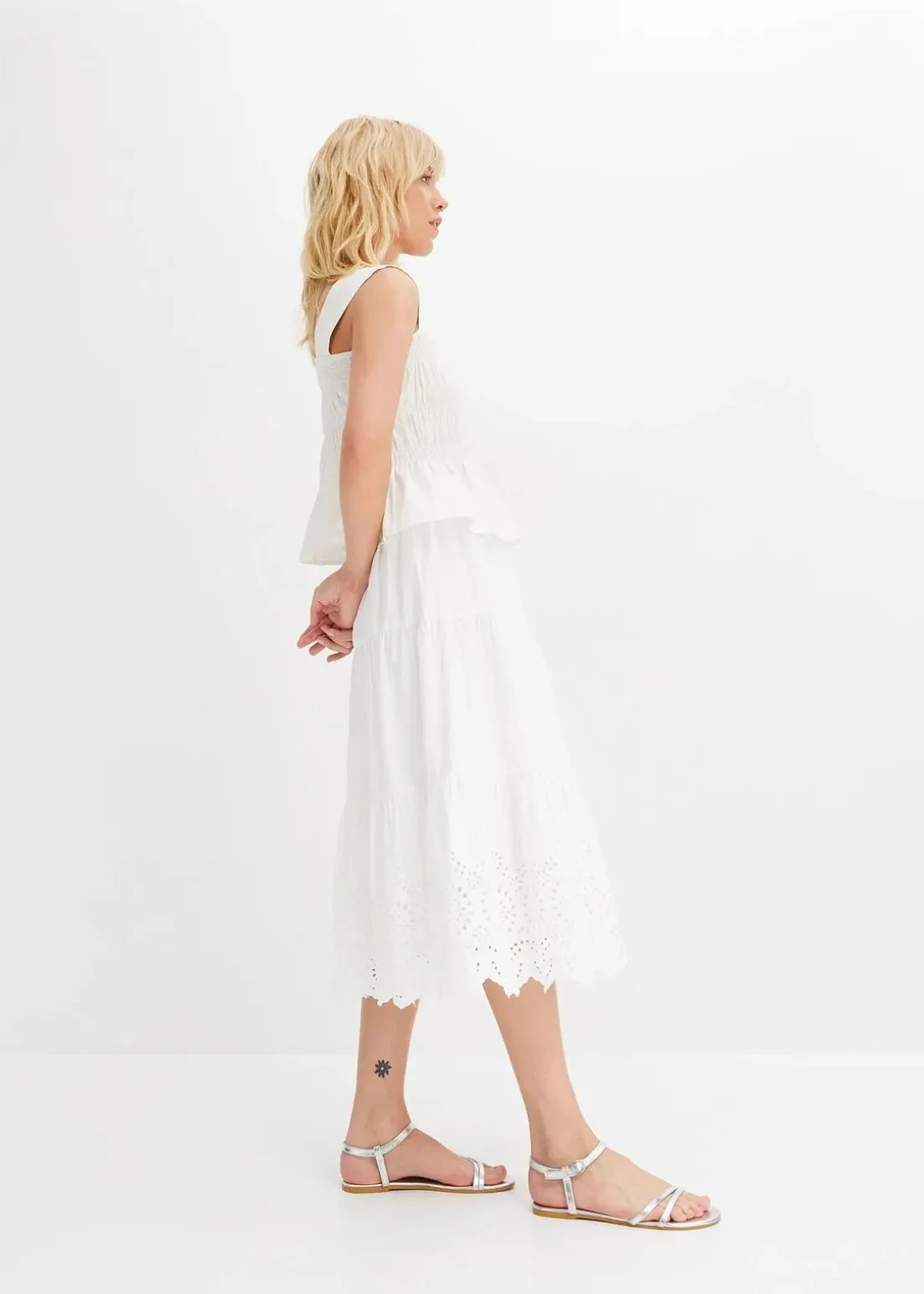 Stufenrock mit Lochstickerei