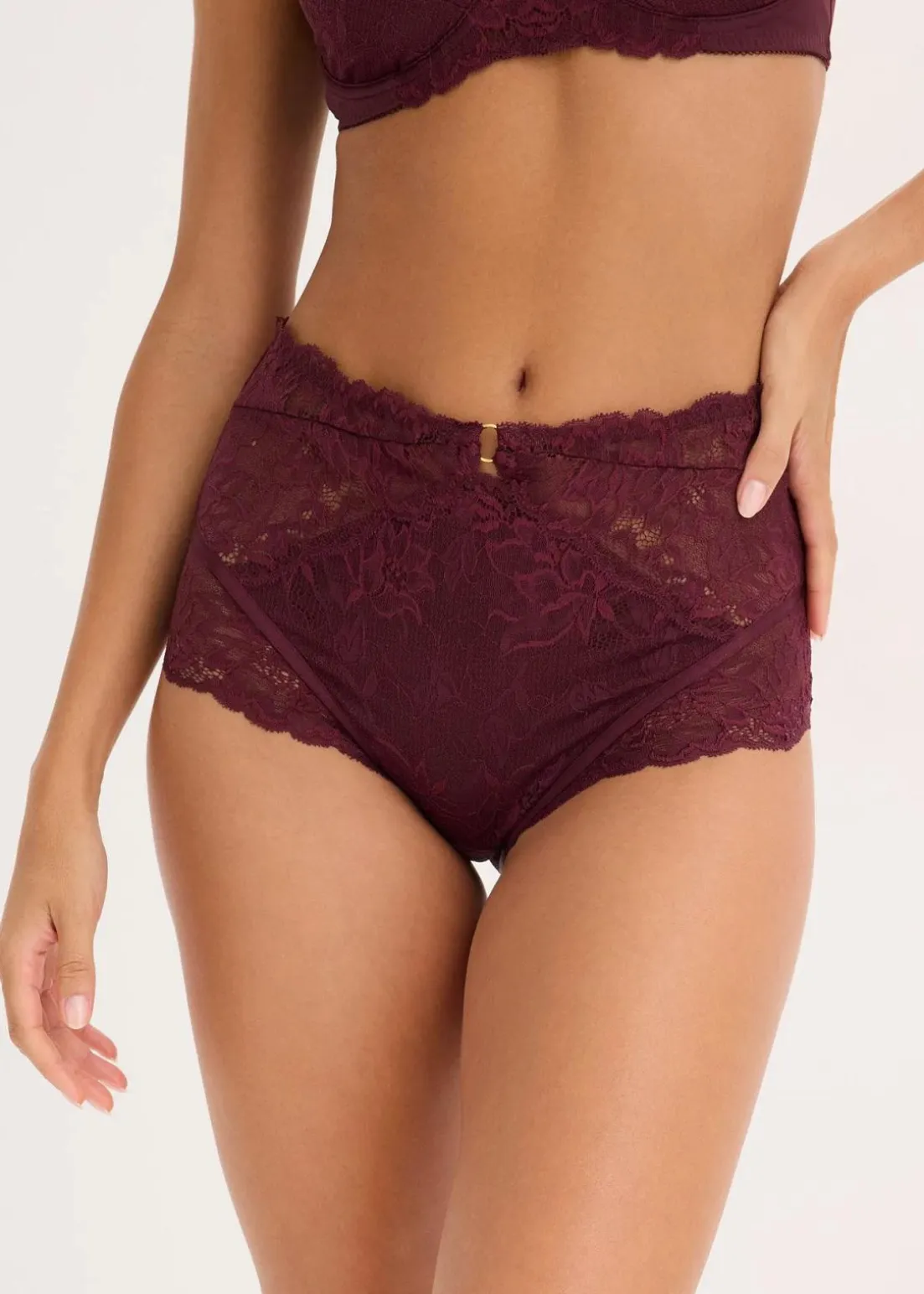 Taillenpanty aus zarter Spitze