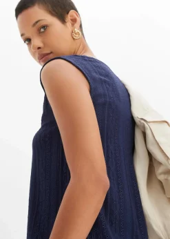 Top mit Lochstickerei