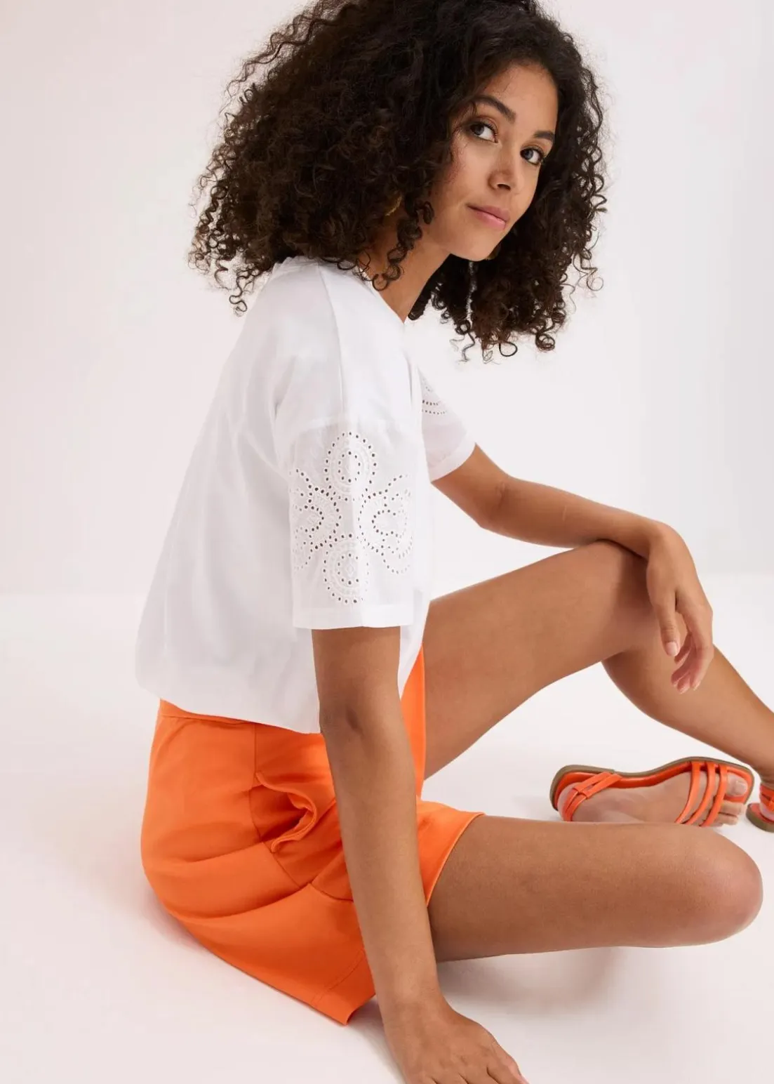 T-Shirt mit Lochstickerei