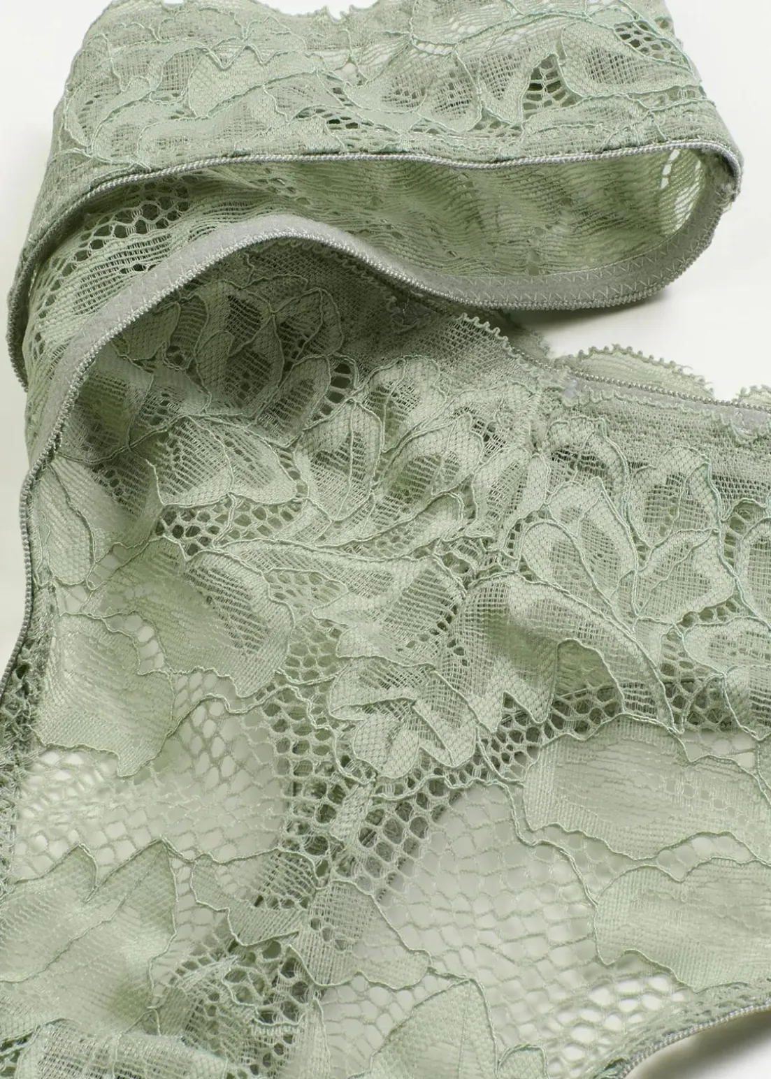 V-String mit floraler Spitze