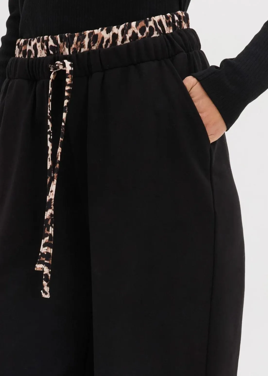 Weite Sweathose mit Kontrastbund