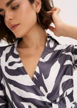 Wickelkleid aus fließendem Satin